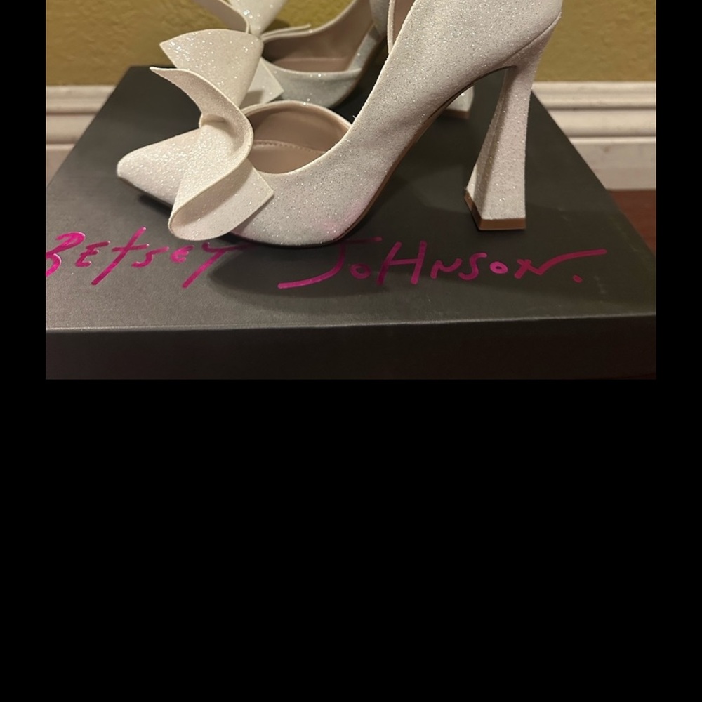 Betsey Johnson Cream Bow Heels - Picture 4 of 4